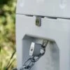 Petromax Schlosshalterung / Diebstahlsicherung Mit Flaschenöffner Für Kühlbox -GrillWelt Verkäufe Petromax kx lockb Schlossklammer fuer Kuehlbox angekettet