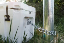 Petromax Schlosshalterung / Diebstahlsicherung Mit Flaschenöffner Für Kühlbox 5 Petromax Schlosshalterung / Diebstahlsicherung Mit Flaschenöffner Für Kühlbox -GrillWelt Verkäufe Petromax kx lockb Schlossklammer fuer Kuehlbox angekettet Baum 2 1624970658