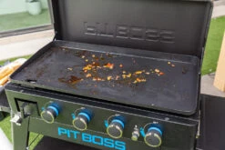 Pit Boss Plancha Grill Ultimate Plancha 4-Brenner - Mit Untergestell 35 Pit Boss Plancha Grill Ultimate Plancha 4-Brenner - Mit Untergestell -GrillWelt Verkäufe Pit Boss Planchagrill Gussplancha reinigen