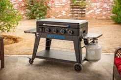 Pit Boss Plancha Grill Ultimate Plancha 4-Brenner - Mit Untergestell 40 Pit Boss Plancha Grill Ultimate Plancha 4-Brenner - Mit Untergestell -GrillWelt Verkäufe Pit Boss Planchagrill Ultimate 4 Brenner Gasflaschenhalter