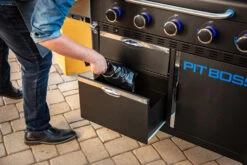 Pit Boss Planchagrill Ultimate Plancha 5-Brenner - Grillstation 25 Pit Boss Planchagrill Ultimate Plancha 5-Brenner - Grillstation -GrillWelt Verkäufe Pit Boss Planchagrill Ultimate 5 Brenner Unterschrank Schubladen