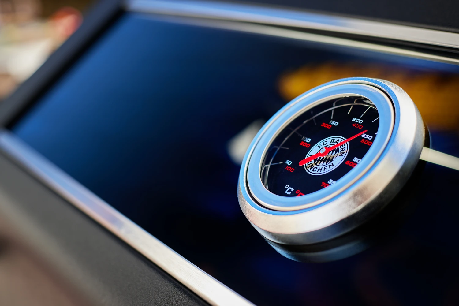 Rösle Videro G4-S VARIO+ Schwarz Gasgrill - FC Bayern Edition - Inkl. FC Bayern Abdeckhaube, Grillzange, Grillbürste Und Grillhandschuhe 15 Rösle Videro G4-S VARIO+ Schwarz Gasgrill - FC Bayern Edition - Inkl. FC Bayern Abdeckhaube, Grillzange, Grillbürste Und Grillhandschuhe – Bild 13