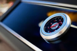 Rösle Videro G2-S VARIO+ Schwarz Gasgrill - FC Bayern Edition -GrillWelt Verkäufe Roesle FC Bayern Gasgrill Logo Deckelthermometer