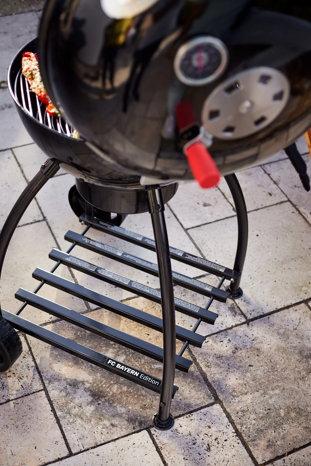 Rösle Holzkohlegrill Kugelgrill No.1 F50 Sport - FC Bayern Edition 11 Rösle Holzkohlegrill Kugelgrill No.1 F50 Sport - FC Bayern Edition – Bild 9