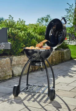 Rösle Holzkohlegrill Kugelgrill No.1 F50 Sport - FC Bayern Edition 18 Rösle Holzkohlegrill Kugelgrill No.1 F50 Sport - FC Bayern Edition -GrillWelt Verkäufe Roesle FC Bayern Muenchen Grill Holzkohle Kugelgrill 1