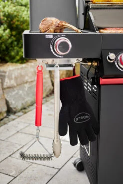 Rösle Videro G2-S VARIO+ Schwarz Gasgrill - FC Bayern Edition - Inkl. FC Bayern Abdeckhaube Und Grillbürste -GrillWelt Verkäufe Roesle FC Bayern Videro Grill Prime Zone Besteckhaken 1