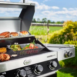 Rösle Gasgrill Videro G4-S VARIO+ Schwarz - Modell 2023 - X-DEAL Inkl. Abdeckhaube, Grillplatte Und Drehspieß -GrillWelt Verkäufe Roesle Gasgrill Videro G4 S Mood Grillflaeche 2