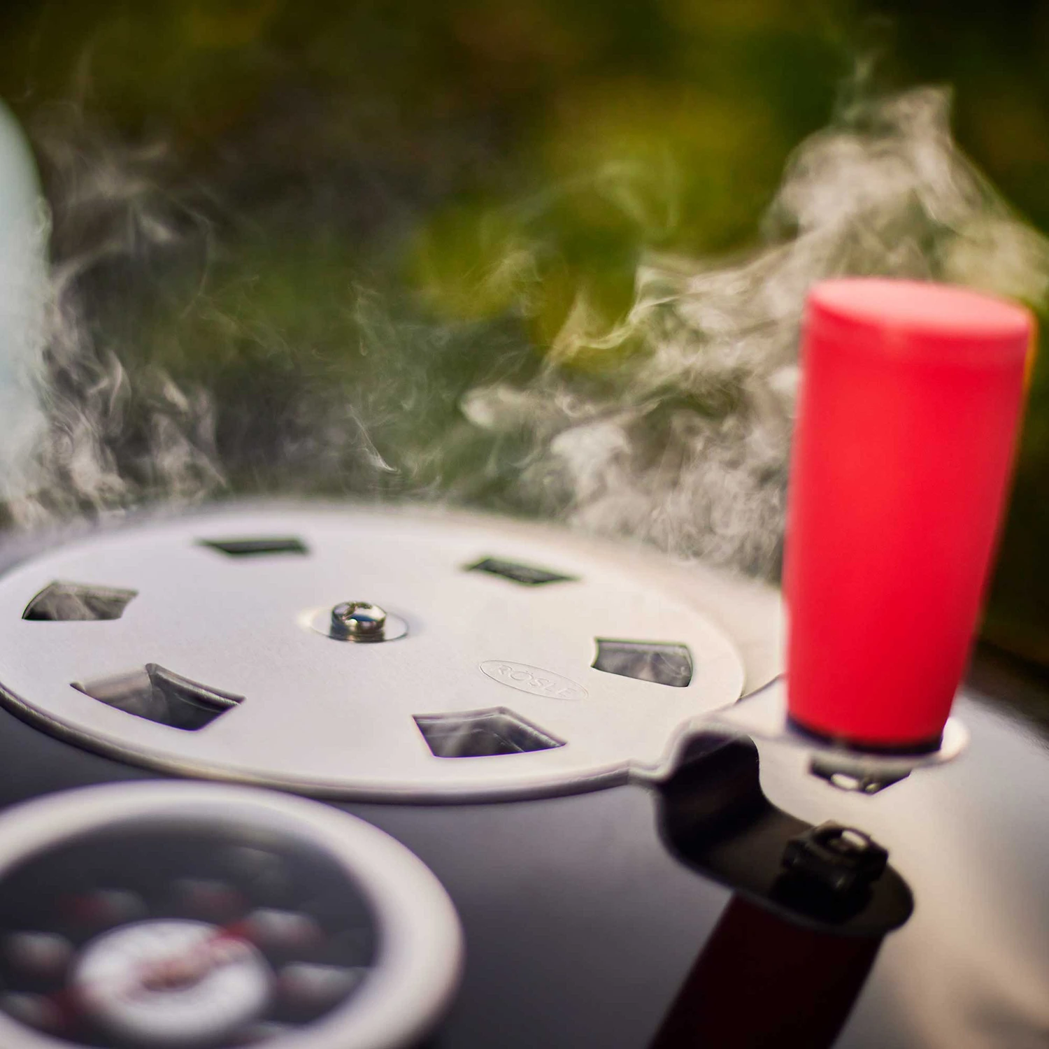 Rösle Holzkohlegrill Kugelgrill No.1 F50 Sport - FC Bayern Edition - Inkl. FC Bayern Abdeckhaube 8 Rösle Holzkohlegrill Kugelgrill No.1 F50 Sport - FC Bayern Edition - Inkl. FC Bayern Abdeckhaube – Bild 6