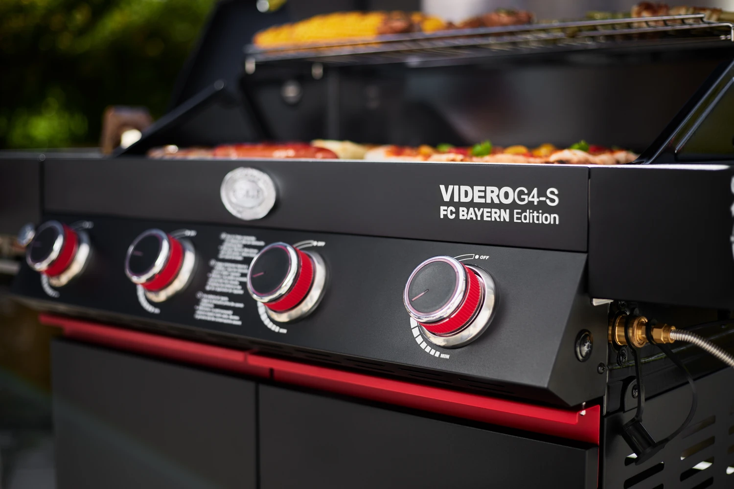 Rösle Videro G4-S VARIO+ Schwarz Gasgrill - FC Bayern Edition - Inkl. FC Bayern Abdeckhaube, Grillzange, Grillbürste Und Grillhandschuhe 16 Rösle Videro G4-S VARIO+ Schwarz Gasgrill - FC Bayern Edition - Inkl. FC Bayern Abdeckhaube, Grillzange, Grillbürste Und Grillhandschuhe – Bild 14