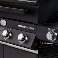 Rösle Gasgrill Videro G4-S Vario+ Nero Schwarz - Modell 2023 - X-DEAL Inkl. Abdeckhaube, Grillplatte Und Drehspieß -GrillWelt Verkäufe Roesle Videro G4 S Vario NERO matt schwarz Drehregler 6