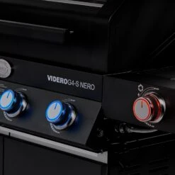 Rösle Gasgrill Videro G4-S Vario+ Nero Schwarz - Modell 2023 - X-DEAL Inkl. Abdeckhaube Und Grillplatte -GrillWelt Verkäufe Roesle Videro G4 S Vario NERO matt schwarz beleuchtet 2