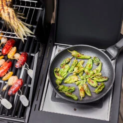 Rösle Gasgrill BBQ-Station Videro G4-S Vario+ Nero Schwarz - Modell 2023 - SMART Deal Inkl. Grillfürst Grill Control + Abdeckhaube Und Grillplatte -GrillWelt Verkäufe Roesle Videro Gasgril G4 S NERO Seitenkocher 1