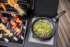 Rösle Gasgrill Videro Pro G6-S Vario+ Mattschwarz - Modell 2023 -GrillWelt Verkäufe Roesle Videro Pro Gasgrill Detail Seitenkocher 2