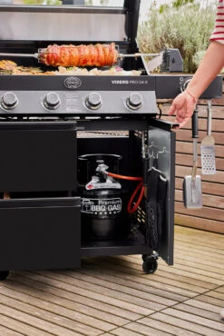 Rösle Gasgrill Videro Pro G4-S Vario+ Mattschwarz - Modell 2023 17 Rösle Gasgrill Videro Pro G4-S Vario+ Mattschwarz - Modell 2023 -GrillWelt Verkäufe RoesleVidero Pro G4 S Detail Gasflasche Unterschrank