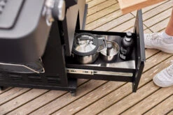Rösle Gasgrill Videro Pro G4-S Vario+ Mattschwarz - Modell 2023 19 Rösle Gasgrill Videro Pro G4-S Vario+ Mattschwarz - Modell 2023 -GrillWelt Verkäufe RoesleVidero Pro G4 S Detail Schublade Unterschrank