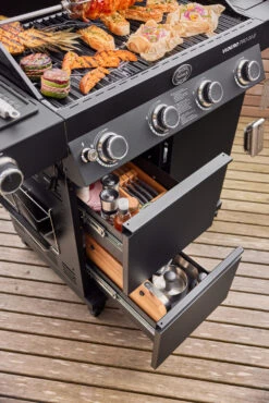Rösle Gasgrill Videro Pro G4-S Vario+ Mattschwarz - Modell 2023 18 Rösle Gasgrill Videro Pro G4-S Vario+ Mattschwarz - Modell 2023 -GrillWelt Verkäufe RoesleVidero Pro G4 S Detail Unterschrank Schubladen