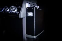 Napoleon Rogue SE 525 Gasgrill - All-black - Mit Sizzle Zone Und Heckbrenner - Grillfürst Edition Inkl. Grill Control Und Zubehörpaket - Smart Deal - Modell 2022 31 Napoleon Rogue SE 525 Gasgrill - All-black - Mit Sizzle Zone Und Heckbrenner - Grillfürst Edition Inkl. Grill Control Und Zubehörpaket - Smart Deal - Modell 2022 -GrillWelt Verkäufe Seitenablage abgeklappt all black 2