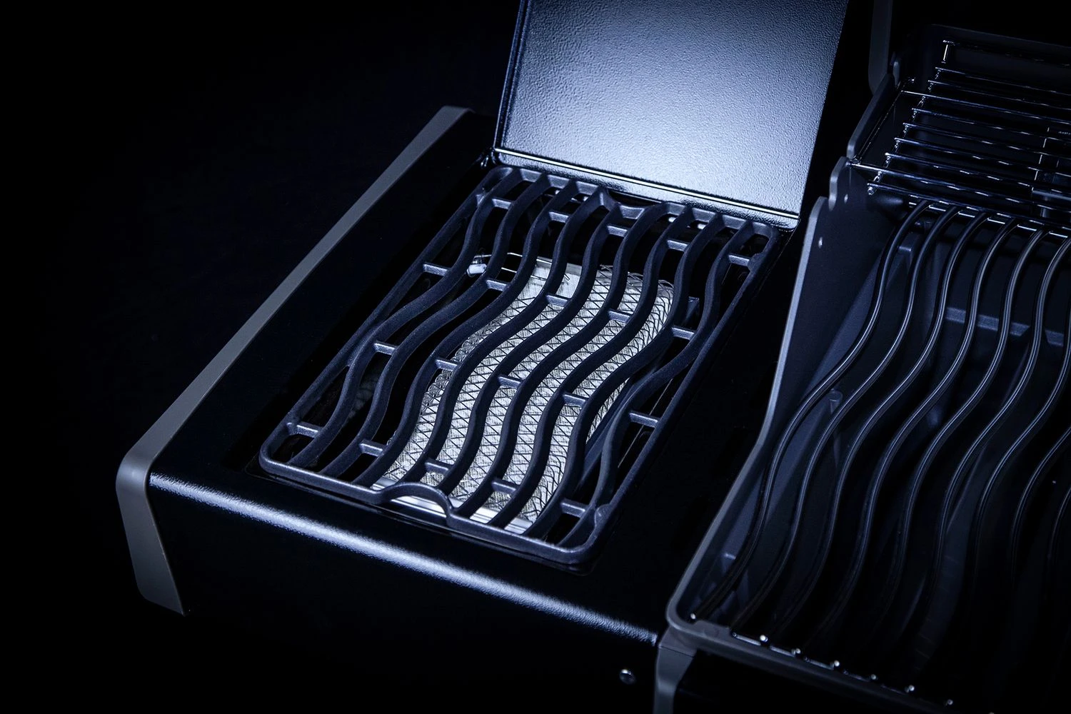 Napoleon Rogue SE 525 Gasgrill - All-black - Mit Sizzle Zone Und Heckbrenner - Grillfürst Edition Inkl. Grill Control Und Zubehörpaket - Smart Deal - Modell 2022 9 Napoleon Rogue SE 525 Gasgrill - All-black - Mit Sizzle Zone Und Heckbrenner - Grillfürst Edition Inkl. Grill Control Und Zubehörpaket - Smart Deal - Modell 2022 – Bild 7