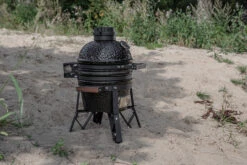 The Bastard Keramikgrill Classic Small - Schwarz Glänzend - Modell 2023 -GrillWelt Verkäufe The Bastard Classic Small Kamado Grill Strand