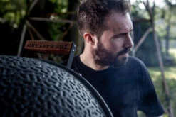 The Bastard Keramikgrill Urban XL - Complete - Schwarz Matt - Modell 2023 20 The Bastard Keramikgrill Urban XL - Complete - Schwarz Matt - Modell 2023 -GrillWelt Verkäufe The Bastard Kamadogrill Urban XL Deckelgriff