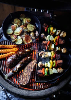 The Bastard Keramikgrill Classic Medium - Complete - Schwarz Glänzend - Modell 2023 -GrillWelt Verkäufe The Bastard Medium Grillflaeche Pfanne