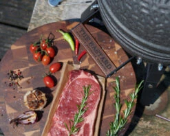 The Bastard Keramikgrill Urban Small - Schwarz Matt - Modell 2023 24 The Bastard Keramikgrill Urban Small - Schwarz Matt - Modell 2023 -GrillWelt Verkäufe The Bastard Urban Small Keramikgrill Deckelgriff