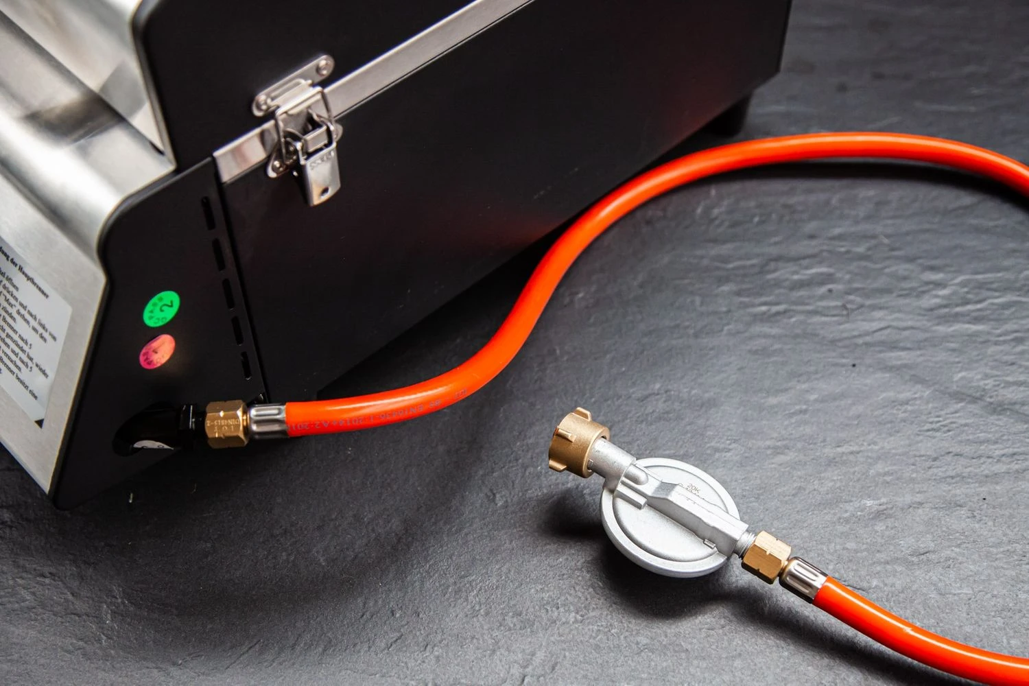 Grillfürst G201E 2-Brenner Gasgrill Portabel V2 - Campinggrill / Balkongrill 50mbar - Inkl. Untergestell 11 Grillfürst G201E 2-Brenner Gasgrill Portabel V2 - Campinggrill / Balkongrill 50mbar - Inkl. Untergestell – Bild 9